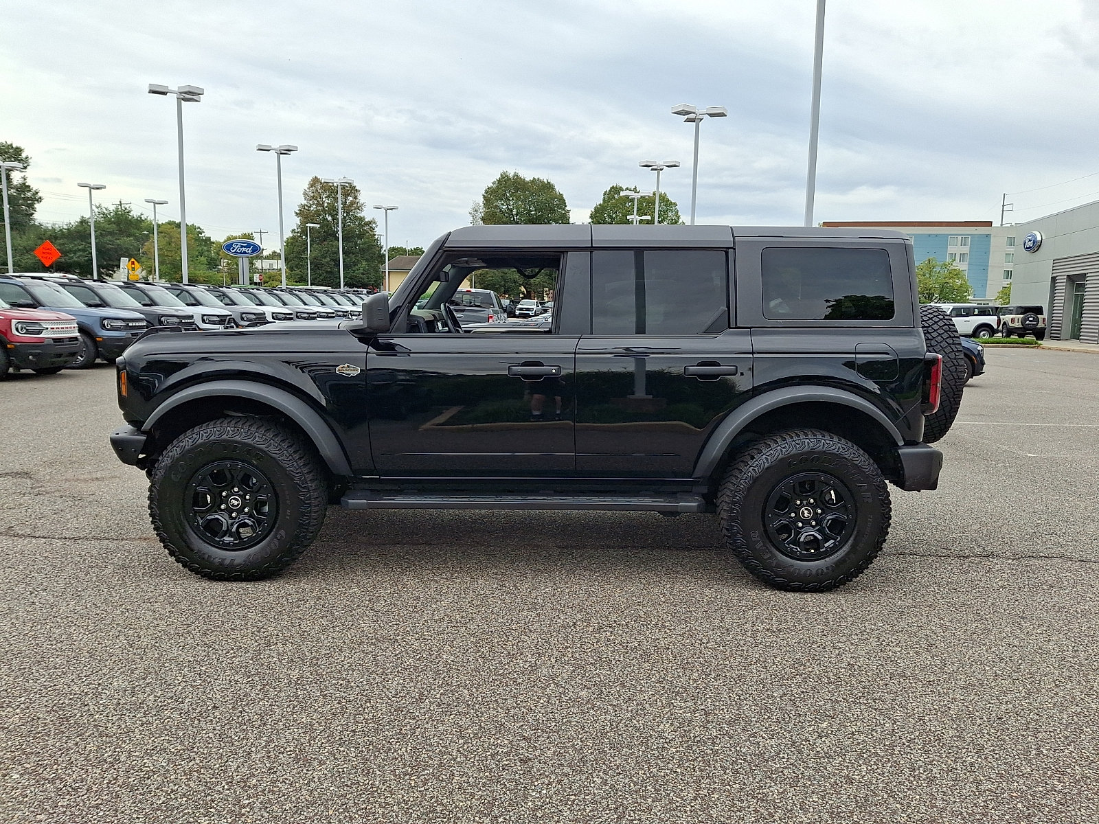 Certified 2024 Ford Bronco Wildtrak AWD/4WD image 6