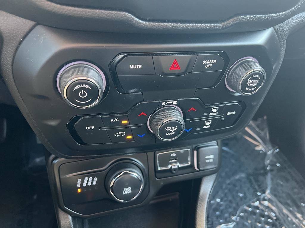 Used 2020 Jeep Renegade Latitude w/ Cold Weather Group AWD/4WD image 15