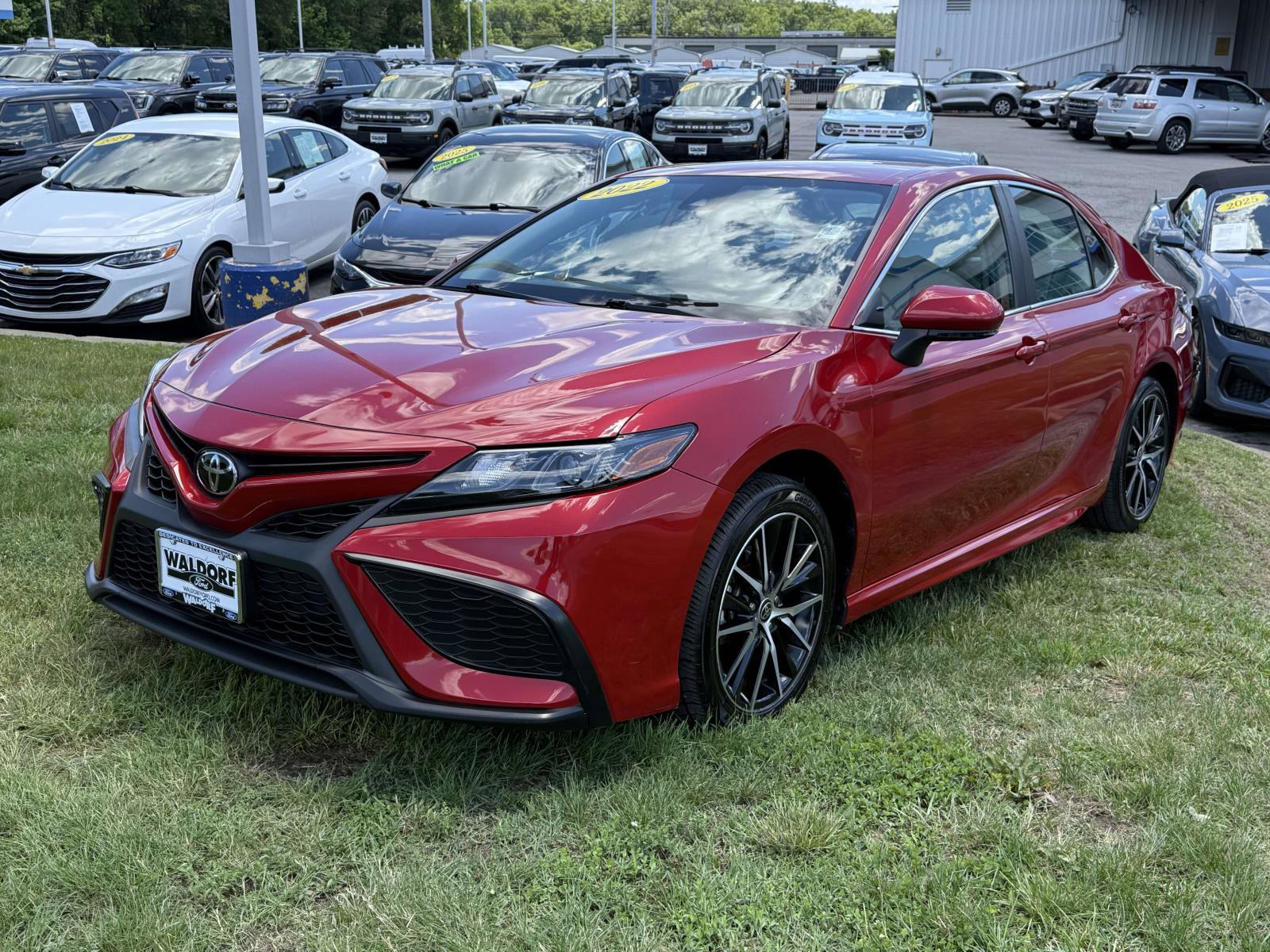 Used 2022 Toyota Camry SE FWD image 5