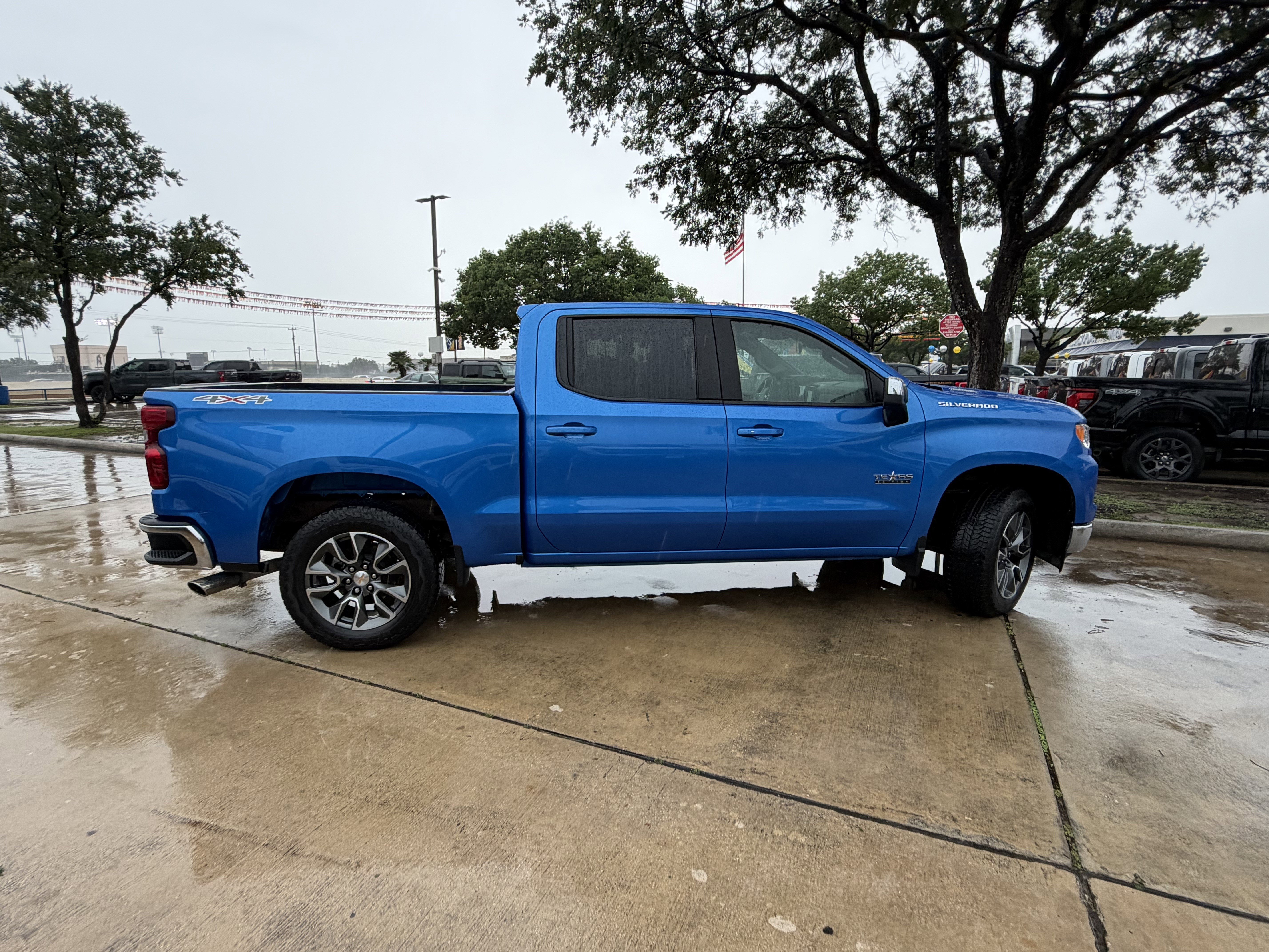 Used 2025 Chevrolet Silverado 1500 LT AWD/4WD image 7