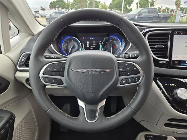 Used 2024 Chrysler Pacifica Touring-L FWD image 13