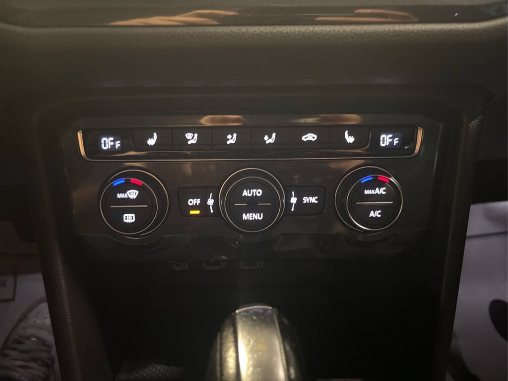 Used 2018 Volkswagen Tiguan SEL AWD/4WD image 34