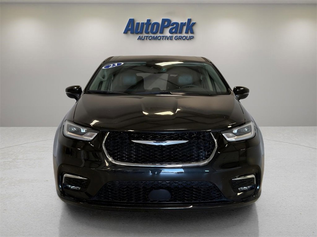 Used 2023 Chrysler Pacifica Touring-L image 8