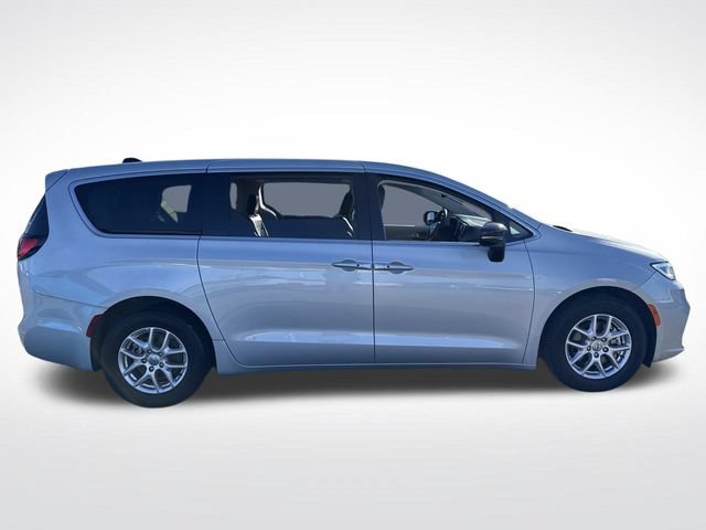 Used 2024 Chrysler Pacifica Touring-L FWD image 9