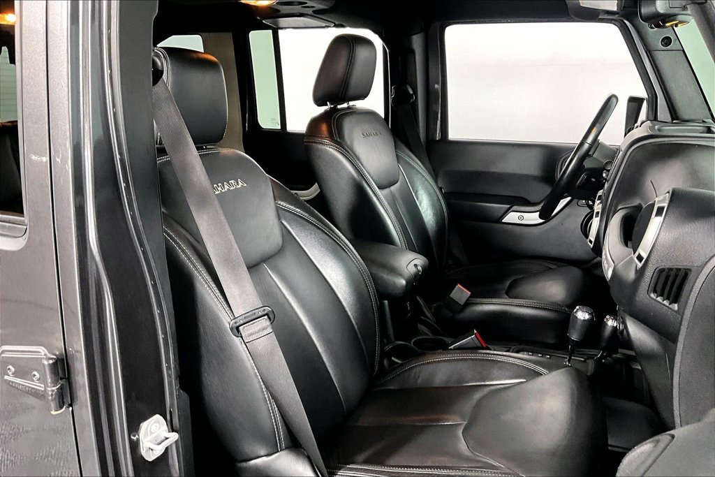 Used 2017 Jeep Wrangler Unlimited Sahara w/ Dual Top Group AWD/4WD image 7