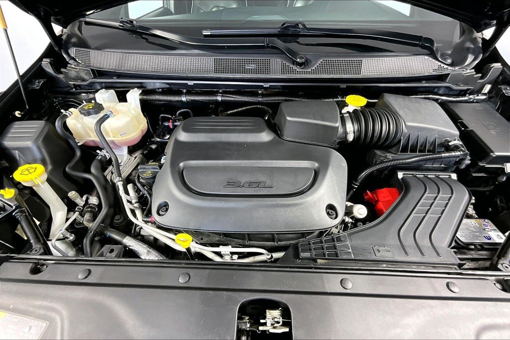 Used 2025 Chrysler Pacifica Limited FWD image 9