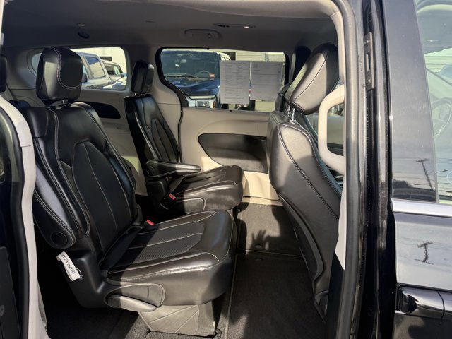 Used 2024 Chrysler Pacifica Touring-L FWD image 5
