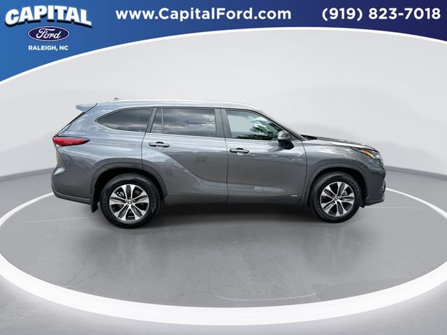Used 2024 Toyota Highlander XLE AWD/4WD image 9