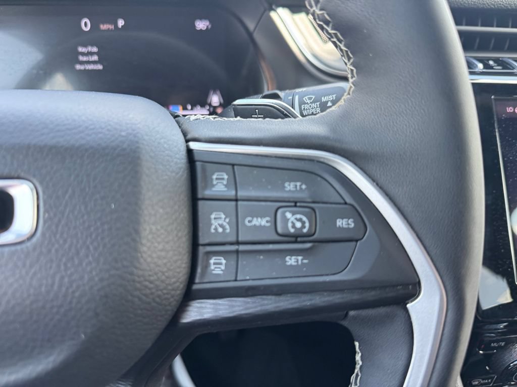 Used 2025 Jeep Grand Cherokee Altitude AWD/4WD image 31