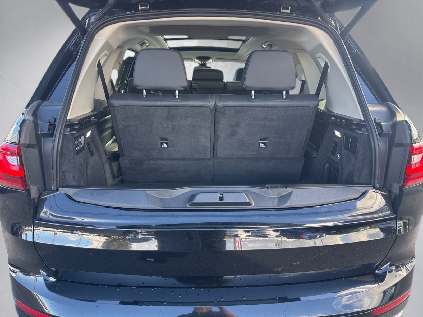 Used 2021 BMW X7 xDrive40i w/ Parking Assistance Package image 27