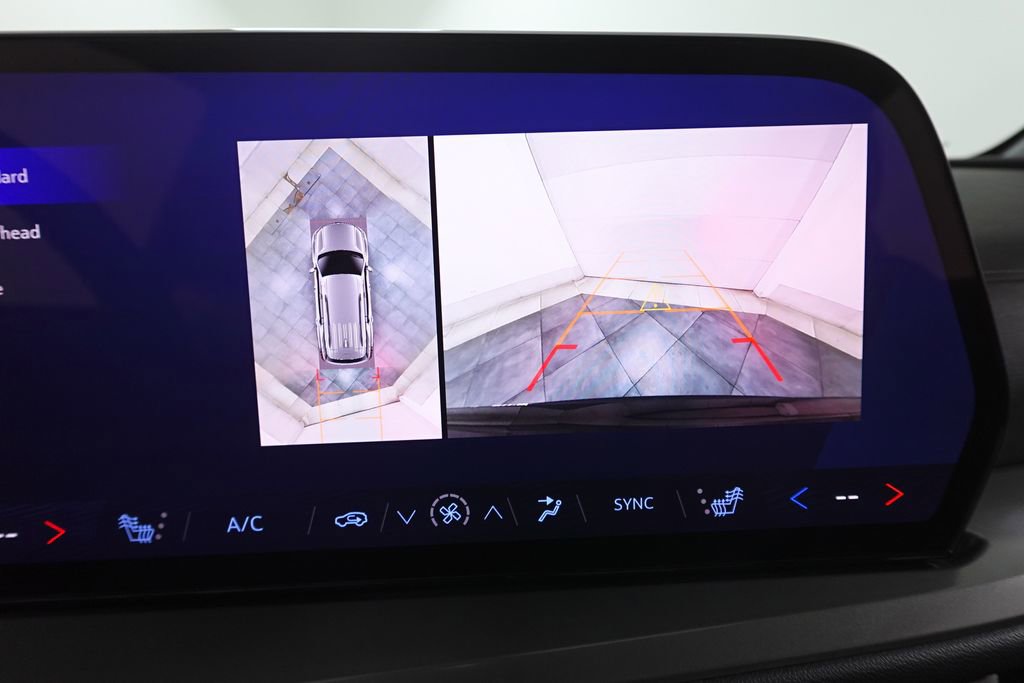 Used 2024 Chevrolet Traverse LT image 18