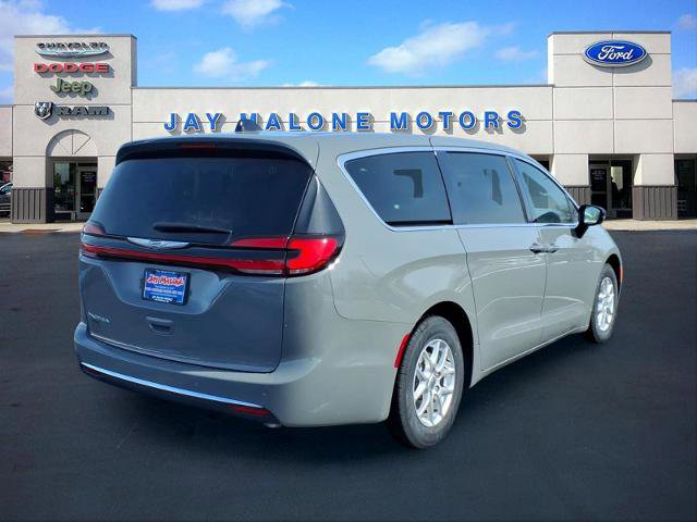 Used 2025 Chrysler Pacifica Select image 2