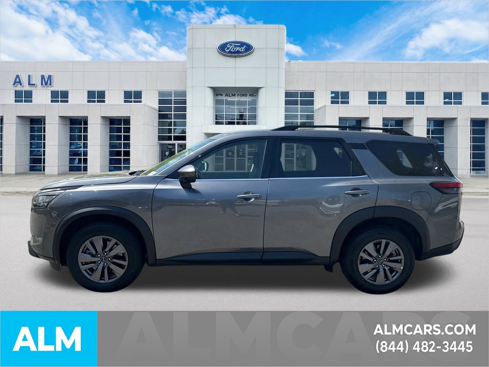 Used 2025 Nissan Pathfinder SV image 9