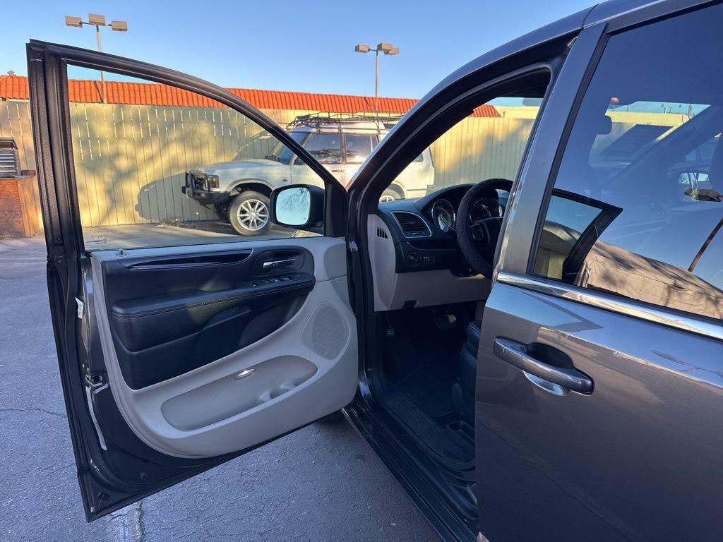 Used 2019 Dodge Grand Caravan SXT image 6