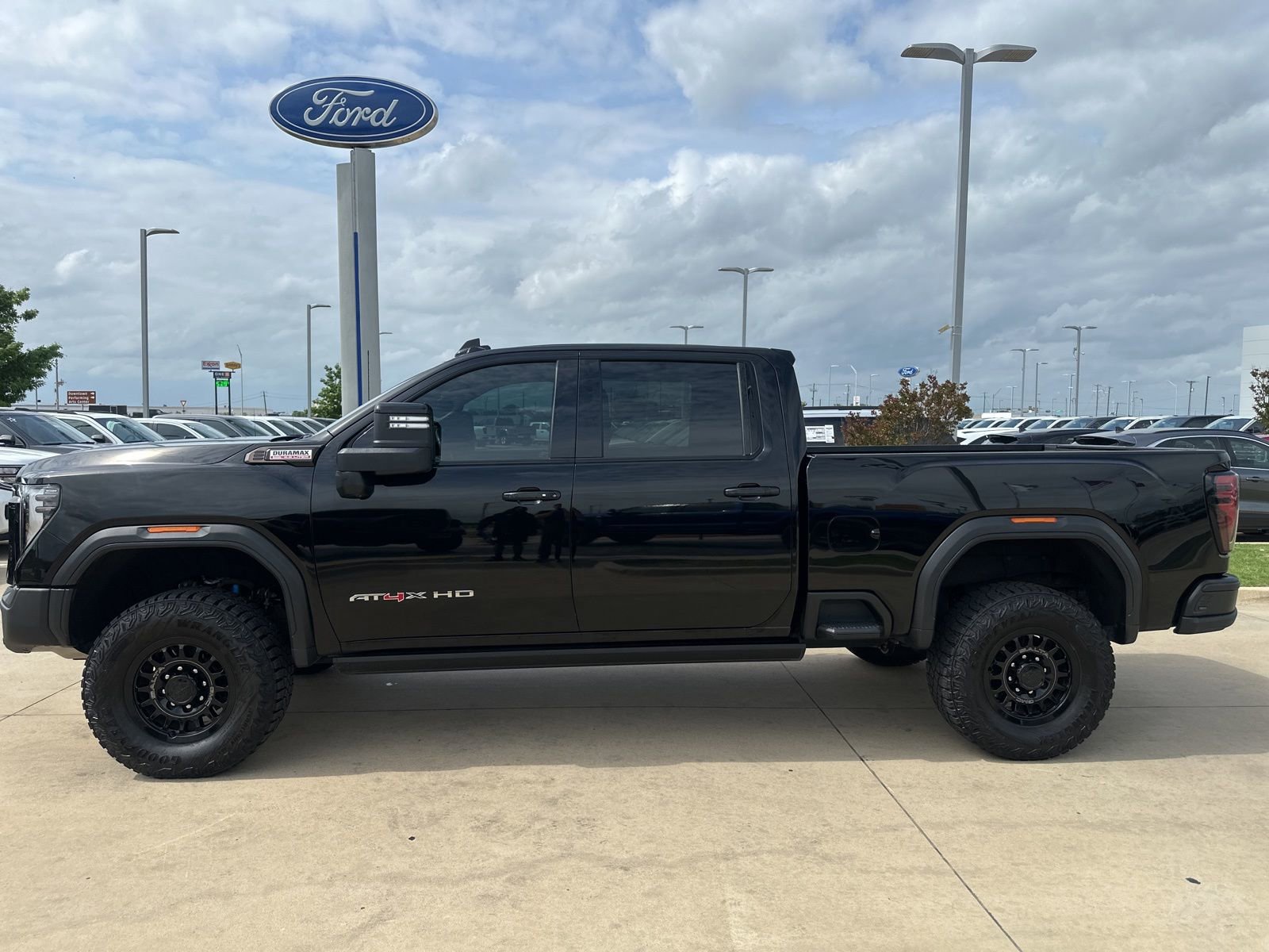 Used 2024 GMC Sierra 2500 AT4X w/ AT4X AEV Edition image 3