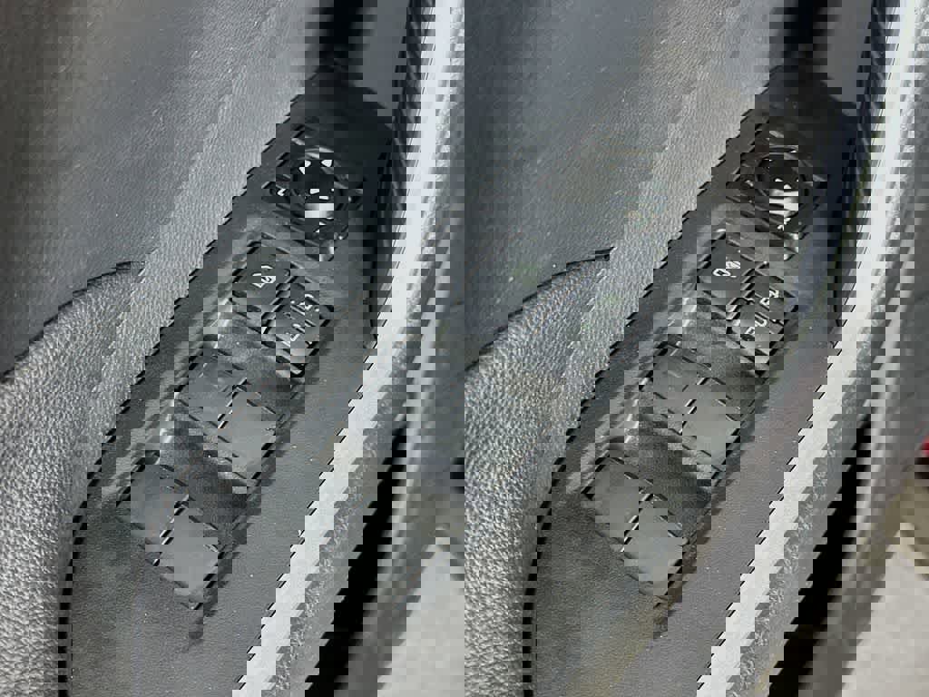 Used 2021 Toyota RAV4 LE image 29