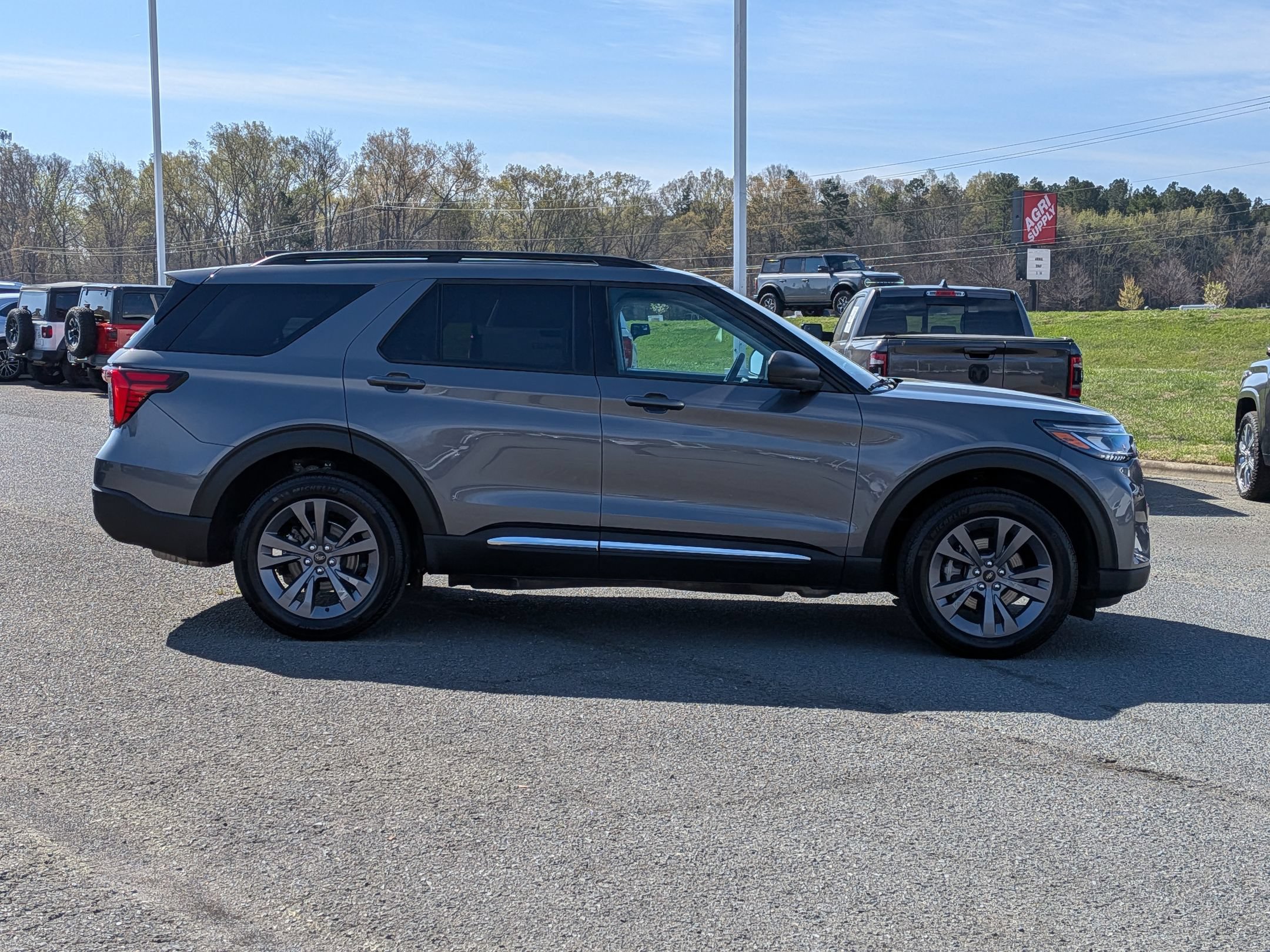 Certified 2025 Ford Explorer Active w/ Active Comfort Package AWD/4WD image 3