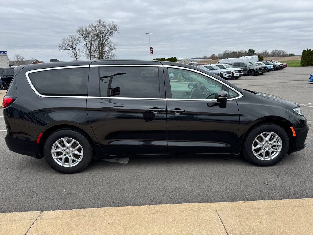 Used 2023 Chrysler Pacifica Touring-L FWD image 9