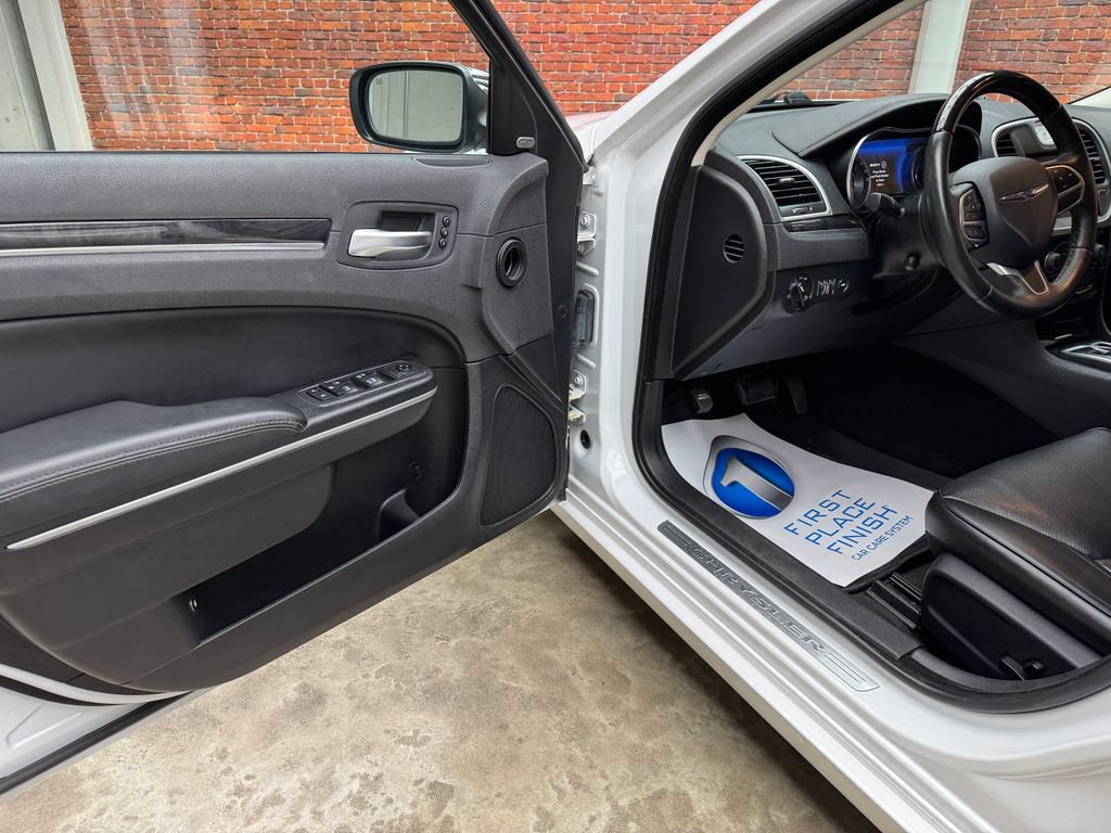 Used 2019 Chrysler 300 Limited RWD image 9