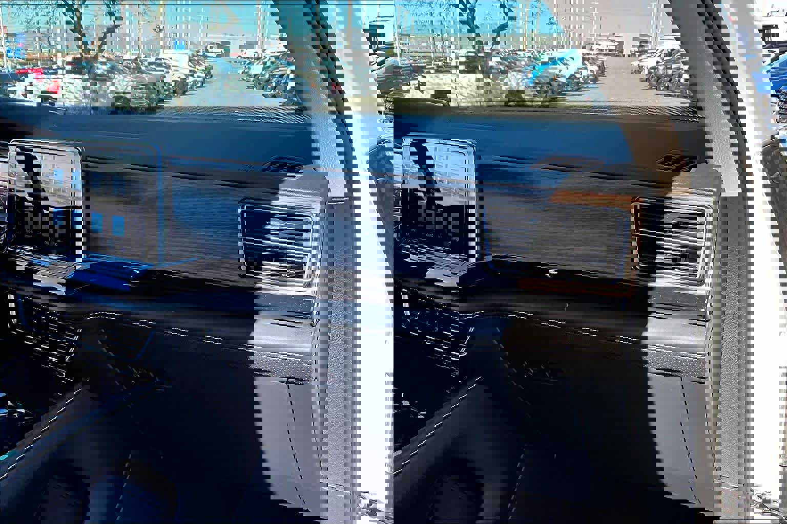 Used 2025 Volkswagen Atlas SEL Premium R-Line image 18