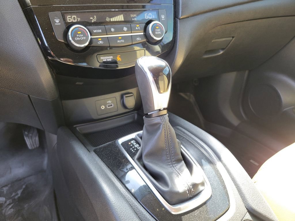 Used 2018 Nissan Rogue SV w/ Premium Package FWD image 57