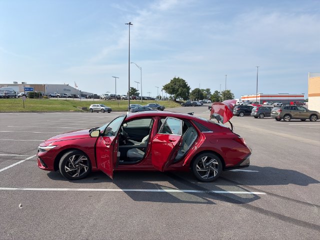 Used 2025 Hyundai Elantra Limited FWD image 35