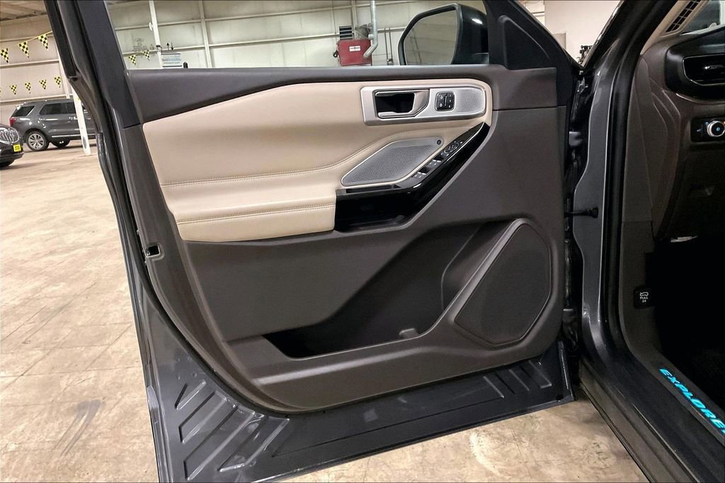 Certified 2021 Ford Explorer Platinum w/ Equipment Group 601A image 22