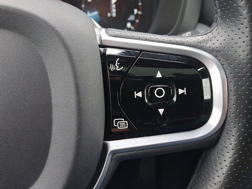 Used 2018 Volvo XC60 T5 Momentum w/ Vision Package AWD/4WD image 24