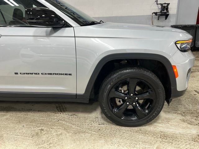 Used 2023 Jeep Grand Cherokee Altitude image 9