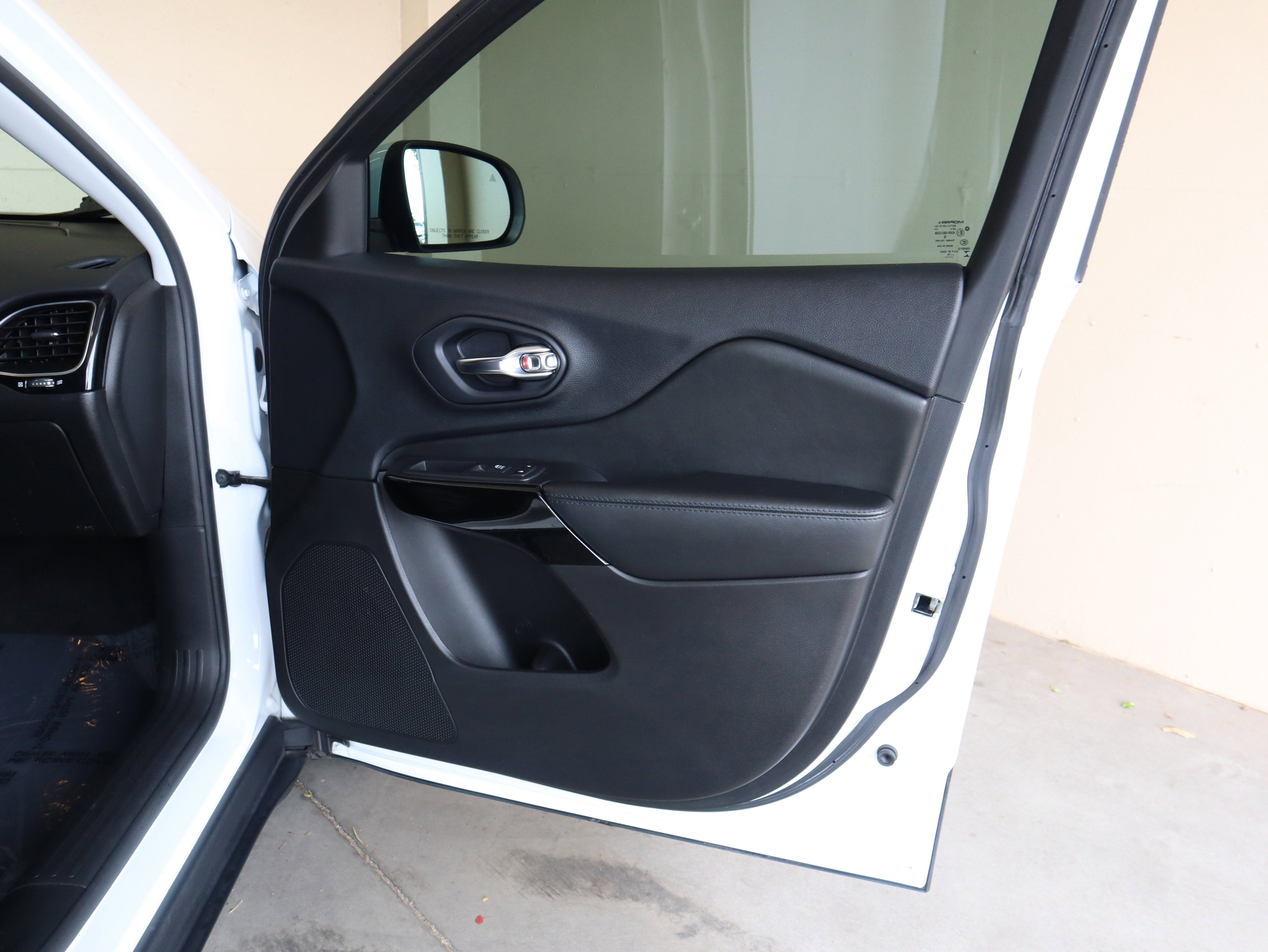 Used 2019 Jeep Cherokee Latitude Plus FWD image 39