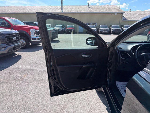 Used 2019 Jeep Cherokee Trailhawk w/ Cold Weather Group AWD/4WD image 18
