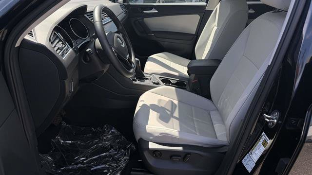 Used 2020 Volkswagen Tiguan SE w/ Panoramic Sunroof Package AWD/4WD image 11