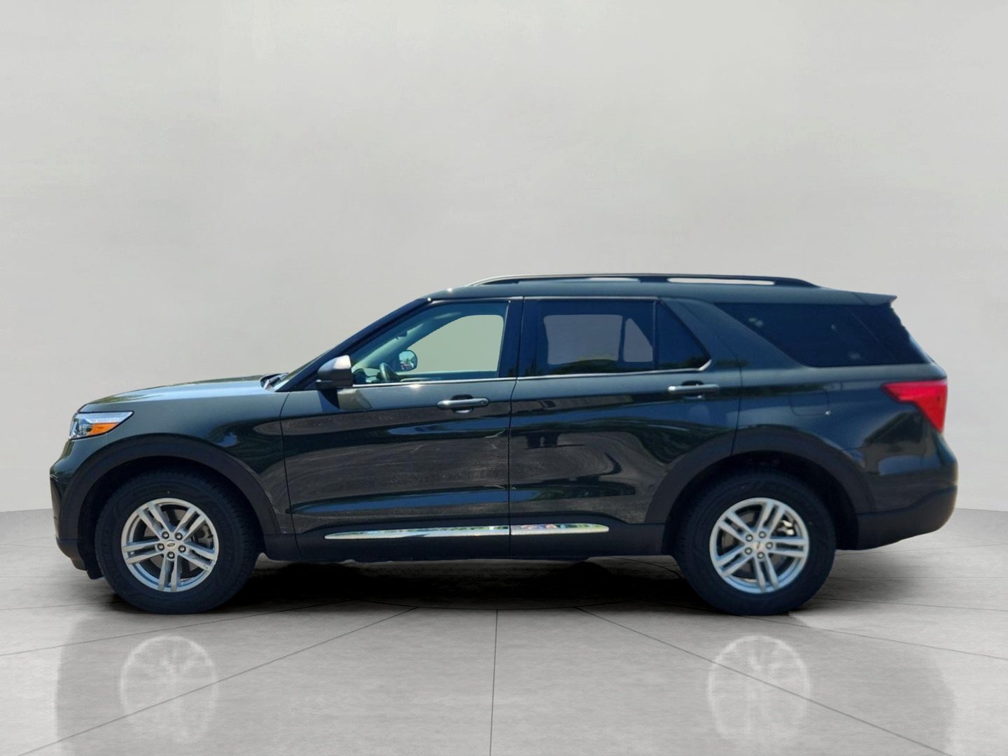 Certified 2024 Ford Explorer XLT w/ Equipment Group 202A AWD/4WD image 12