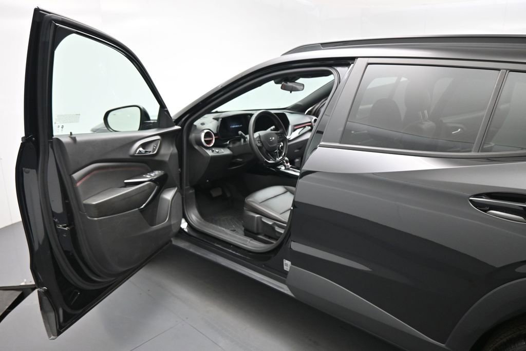 Used 2024 Chevrolet Trax RS w/ Sunroof Package FWD image 8