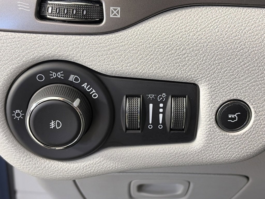 Used 2021 Jeep Cherokee Latitude Lux w/ Comfort/Convenience Group image 25