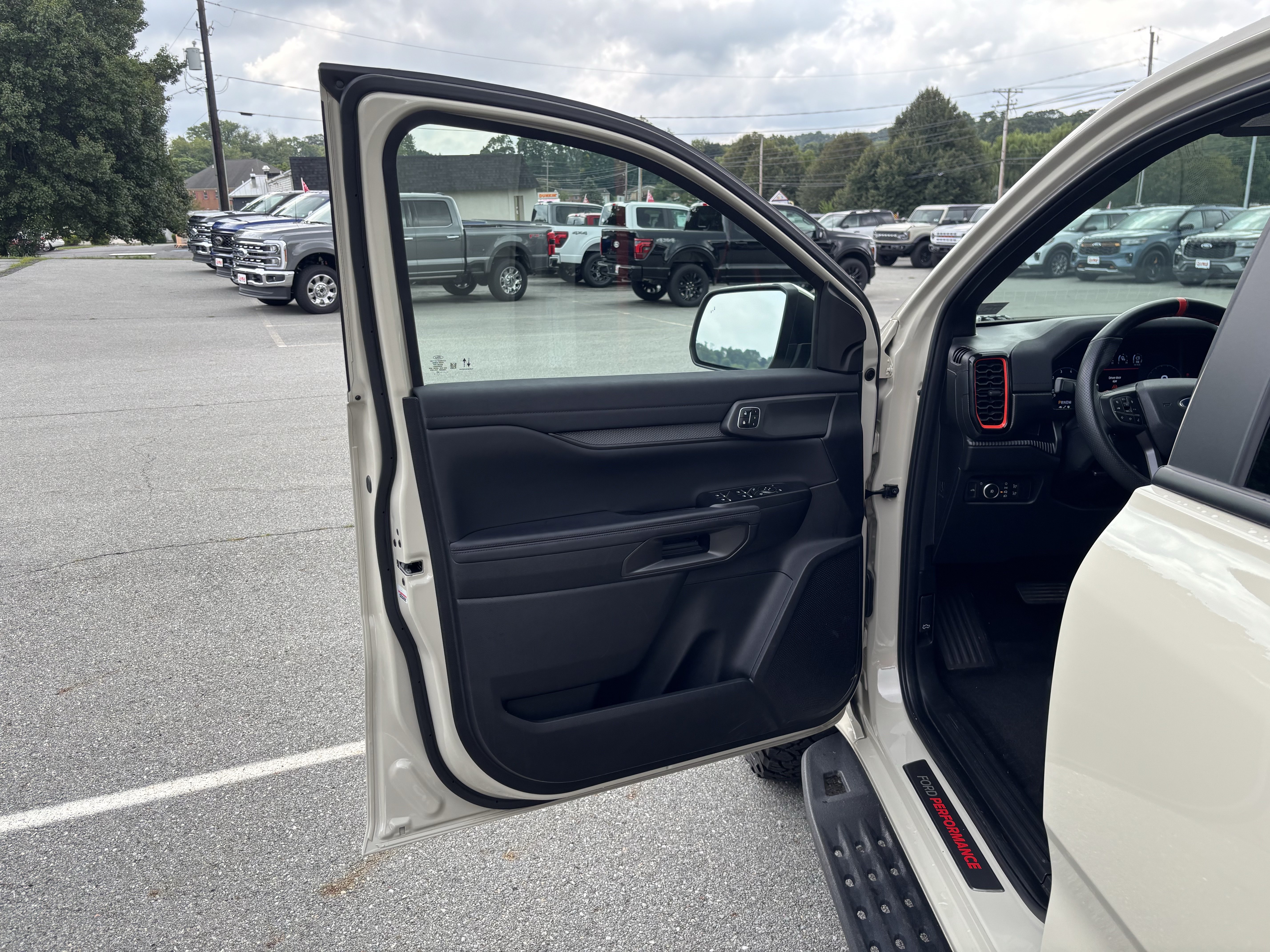 Certified 2025 Ford Ranger Raptor AWD/4WD image 9
