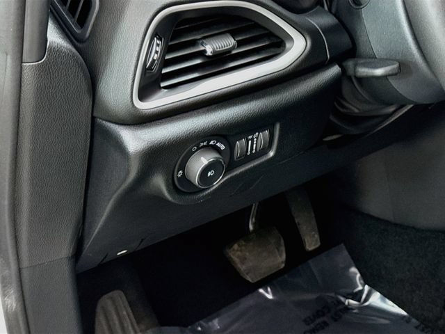 Used 2025 Chrysler Pacifica Select FWD image 10