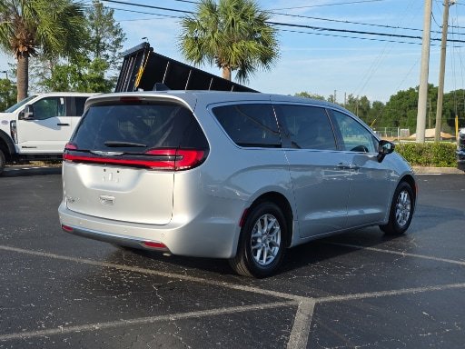 Used 2024 Chrysler Pacifica Touring-L FWD image 7