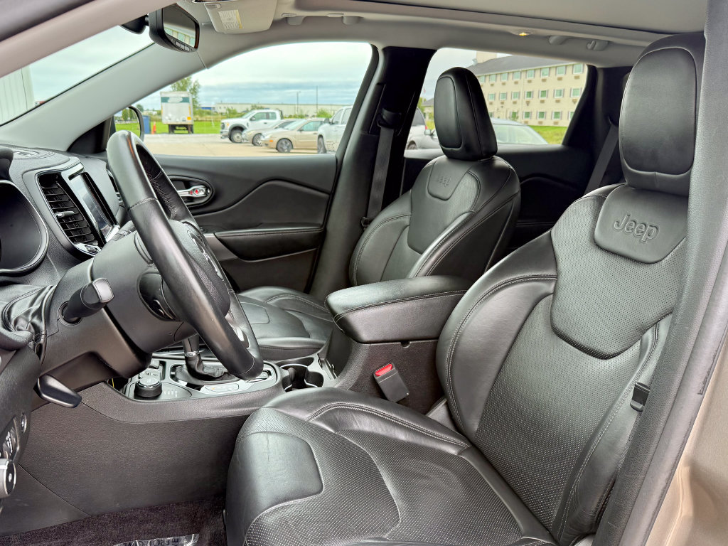 Used 2019 Jeep Cherokee Limited AWD/4WD image 11