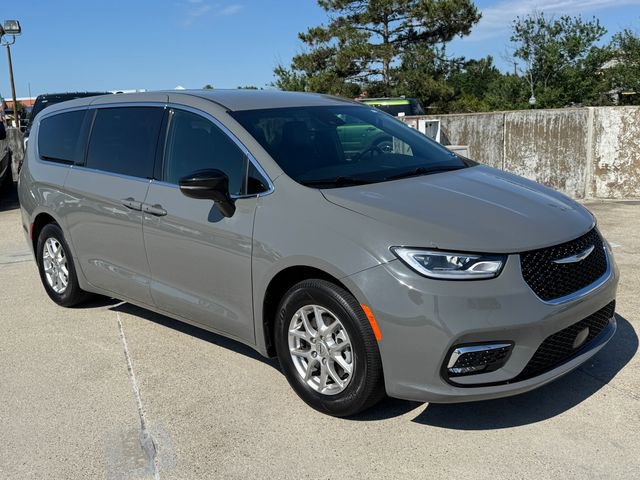 Used 2025 Chrysler Pacifica Select FWD image 6