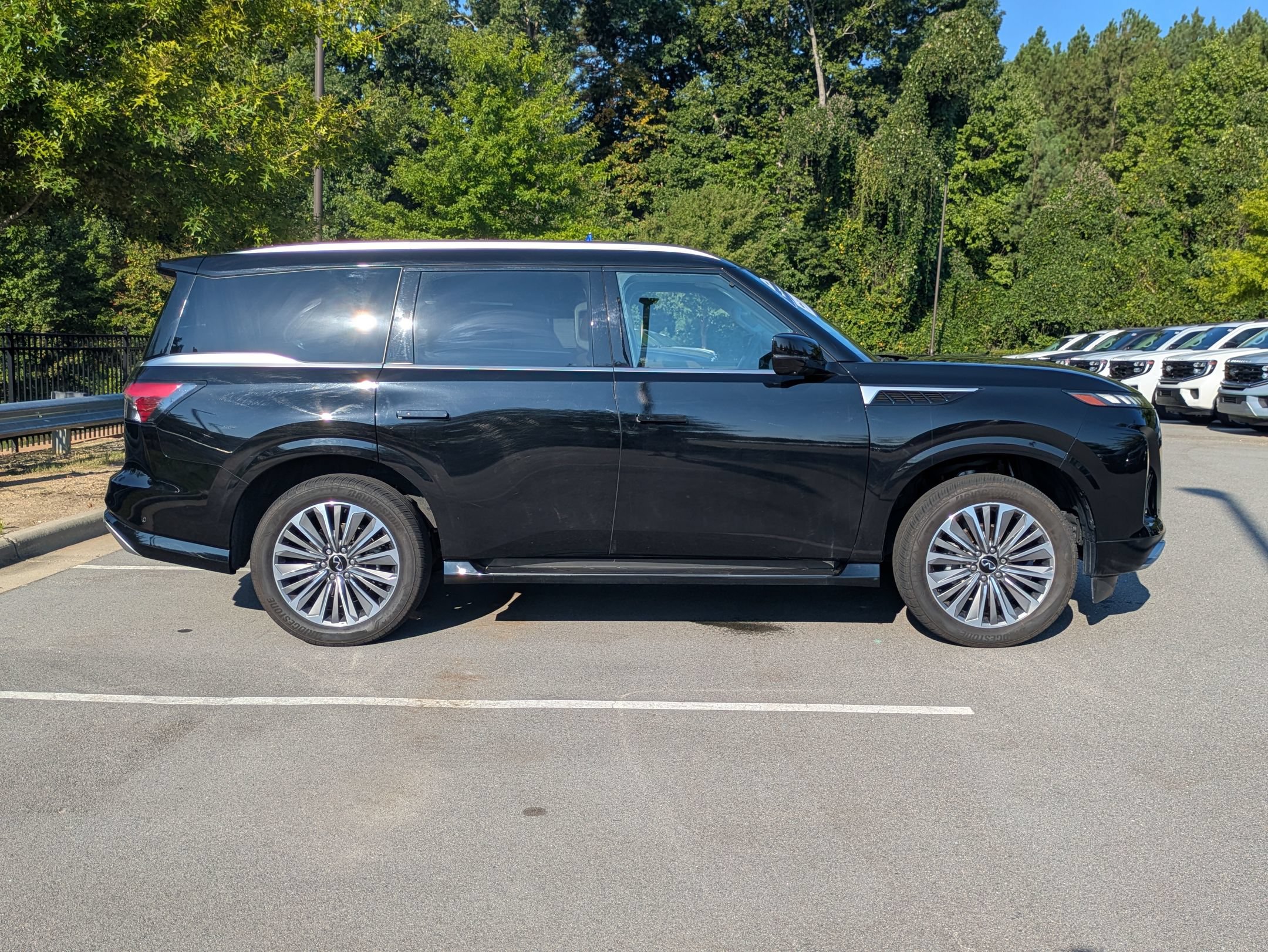 Used 2025 INFINITI QX80 Luxe AWD/4WD image 3