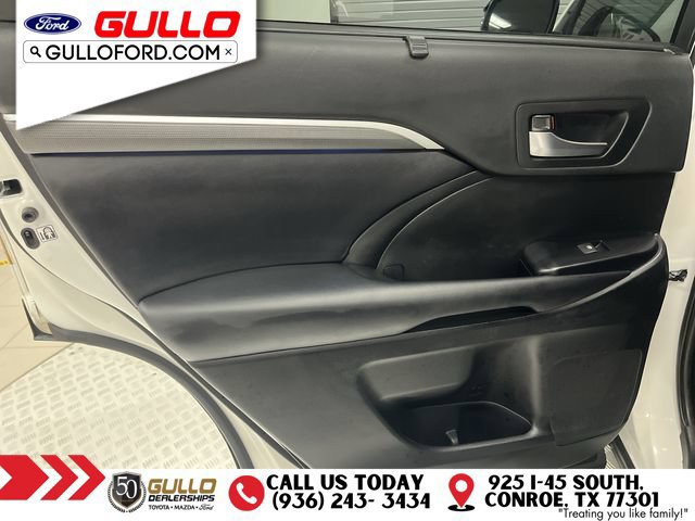 Used 2019 Toyota Highlander SE w/ Nightshade Edition FWD image 17