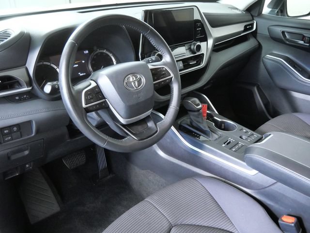 Used 2024 Toyota Highlander LE AWD/4WD image 3