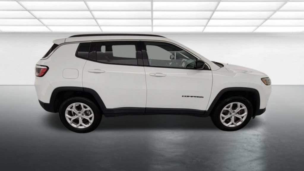 Used 2024 Jeep Compass Latitude AWD/4WD image 8