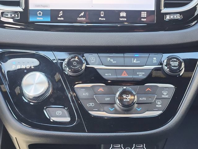 Used 2025 Chrysler Voyager LX FWD image 17