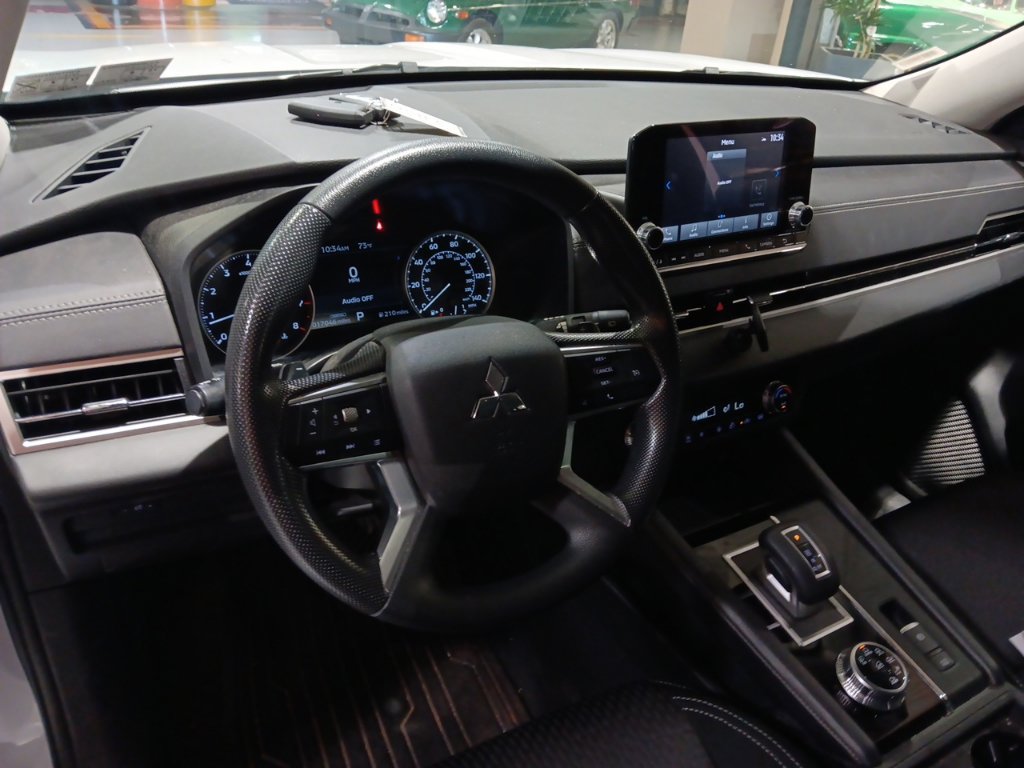 Used 2024 Mitsubishi Outlander ES AWD/4WD image 5