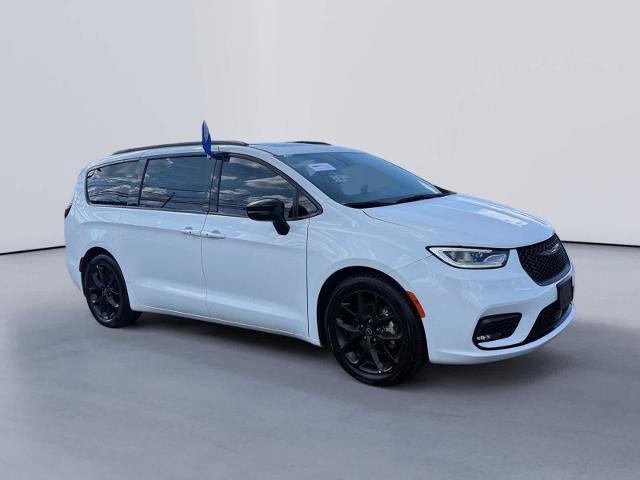 Used 2025 Chrysler Pacifica Limited FWD image 7