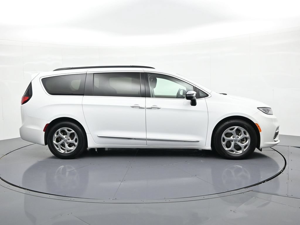 Used 2023 Chrysler Pacifica Limited FWD image 5