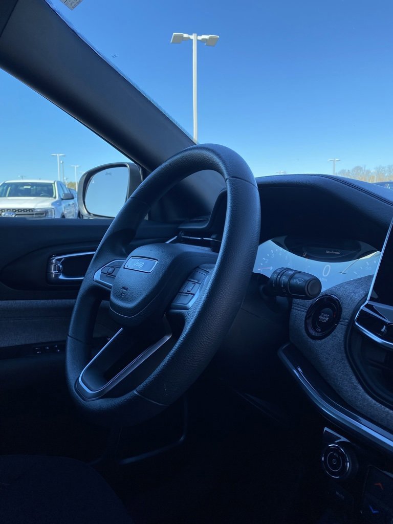 Used 2024 Jeep Compass Sport image 31