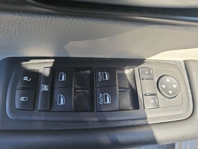 Used 2024 Chrysler Pacifica Touring-L FWD image 26